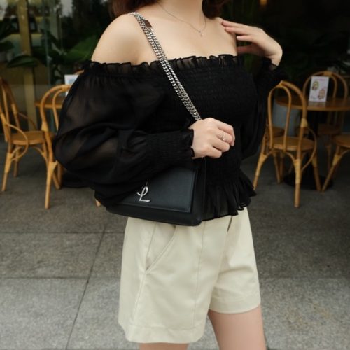 KAMELLIA - Echelle set - Áo kiểu xếp nếp tay phồng trễ vai Echelle vải voan màu đen trơn phối quần short kaki phom đứng