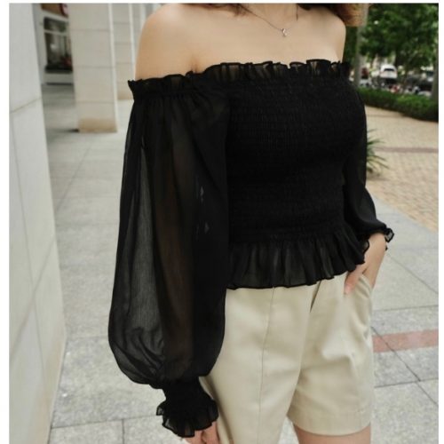 KAMELLIA - Echelle set - Áo kiểu xếp nếp tay phồng trễ vai Echelle vải voan màu đen trơn phối quần short kaki phom đứng